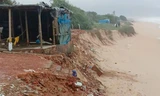 Bờ biển bị sóng 'gặm nát', sơ tán khẩn cấp các hộ dân