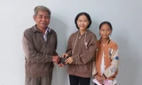 Hai nữ sinh nhặt được của rơi trả lại cụ ông 80 tuổi