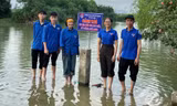 Lớp dạy bơi miễn phí, cắm biển cảnh báo chống đuối nước