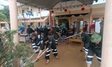 Công an, giáo viên lội bùn dọn lũ giúp dân
