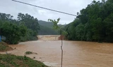 Đập vỡ, nước lũ lên, người dân cuống cuồng di tản