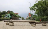 Đường xuống cấp, dân rải đá chắn gỗ ngăn ô tô chạy nhanh