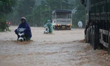 Nước lũ cuồn cuộn trên quốc lộ, xe chết máy hàng loạt