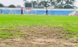 Cận cảnh mặt sân bóng Hà Tĩnh bong tróc, cỏ mọc không đồng đều