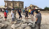 Hàng trăm người dân Hà Tĩnh gia cố kè biển chống bão