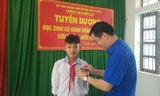 Trao huy hiệu Tuổi trẻ dũng cảm cho nam sinh cứu 2 em nhỏ thoát khỏi đuối nước