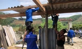 Thanh niên giúp người dân sửa nhà bị lốc xoáy giật bay mái
