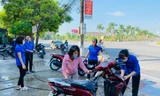 Bạn trẻ Hà Tĩnh rửa xe gây quỹ Trung thu cho trẻ em nghèo