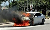 Ô tô Mazda 3 bốc cháy dữ dội khi đi trên đường