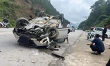 Ô tô chở 5 người tông cột mốc, lật ngửa giữa đường