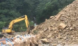 Sạt lở gây ách tắc đường độc đạo lên Cửa khẩu Cầu Treo