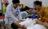 Mẹ lóc da cứu con bị bỏng nước sôi thoát chết