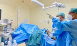 Lấy gân khớp gối tái tạo dây chằng cổ chân cho người bệnh
