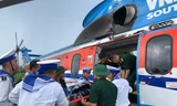 Trực thăng vượt áp thấp nhiệt đới trên biển cứu chiến sĩ bị trọng thương