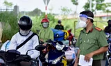 Công an TPHCM phát hiện 63 F0 'lang thang', xử phạt người ra đường 17 tỷ đồng 