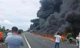 Cháy xe chở dầu, lửa lan rộng trên cao tốc TPHCM - Trung Lương