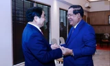 Thủ tướng Phạm Minh Chính và Thủ tướng Campuchia Hun Sen gặp nhau tại Indonesia. (Ảnh: TTXVN)