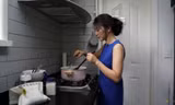 Chị Lee Young-min đang nấu canh rong biển cho gia đình. (Ảnh: Reuters)