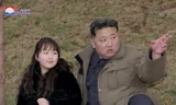 Chủ tịch Triều Tiên Kim Jong Un và con gái thị sát sự kiện phóng tên lửa sử dụng nhiên liệu rắn mới. (Ảnh: KCNA)