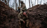 Lính Ukraine nghỉ ngơi tại vị trí một cuộc giao tranh gần thành phố Bakhmut hồi tháng 5. (Ảnh: Getty)