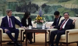 Đặc phái viên khí hậu Mỹ John Kerry (trái) trong cuộc gặp Thủ tướng Trung Quốc Lý Cường tại Bắc Kinh. (Ảnh: AP)
