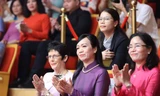 Phu nhân Chủ tịch nước Phan Thị Thanh Tâm và Phu nhân Toàn quyền Úc Linda Hurley dự buổi biểu diễn tại Học viện Âm nhạc quốc gia Việt Nam. (Ảnh: Như Ý)