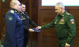 Bộ trưởng Quốc phòng Nga Sergei Shoigu (phải) trong lễ trao tặng. (Ảnh: Tass) 