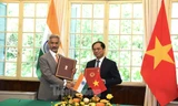 Bộ trưởng Ngoại giao Bùi Thanh Sơn và người đồng cấp Ấn Độ S. Jaishankar ký Biên bản Thoả thuận của kỳ họp. (Ảnh: Như Ý)