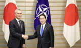 Tổng thư ký NATO Jens Stoltenberg (trái) trong cuộc gặp Thủ tướng Nhật Bản Fumio Kishida ngày 31/1. (Ảnh: AP)