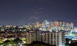 Hệ thống phòng thủ tên lửa Vòm sắt của Israel đánh chặn rốc-két từ Dải Gaza ngày 7/10. (Ảnh: Reuters)