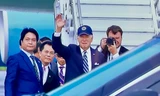Tổng thống Mỹ Joe Biden vẫy chào trước khi lên máy bay rời Việt Nam. (Ảnh: Nhật Minh)