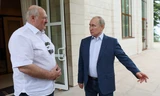 Tổng thống Nga Vladimir Putin và người đồng cấp Belarus Alexander Lukashenko (trái) có cuộc hội đàm trong ngày 23/7. (Ảnh: Reuters)