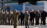 Tổng thống Ukraine Volodymir Zelensky tặng thưởng cho một quân nhân trong ngày quốc khánh 28/7. (Ảnh: Reuters)