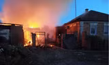 Một đám cháy ở Belgorod sau đợt pháo kích. (Ảnh: Reuters)