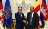 Phó Thủ tướng Trần Lưu Quang và Phó Thủ tướng, Bộ trưởng Quốc phòng Campuchia Tea Banh. (ảnh: Mofa)