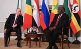 Tổng thống Nga Vladimir Putin và Tổng thống Nam Phi Cyril Ramaphosa trong cuộc gặp ngày 17/6. (Ảnh: Tass)