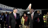 Tổng thống Nam Phi Cyril Ramaphosa đón Chủ tịch Trung Quốc Tập Cận Bình tại sân bay quốc tế ở Johannesburg ngày 22/8. (Ảnh: Reuters)