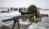 Các tay súng bắn tỉa Ukraine tham gia huấn luyện bắn súng gần tiền tuyến ở Zaporizhzhia, Ukraine, ngày 18/2. (Ảnh: Getty)