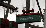 Một cần trục nâng container của Evergreen tại cảng biển Cao Hùng, Đài Loan, tháng 7/2017. (Ảnh: Reuters)