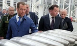 Phó Chủ tịch Hội đồng An ninh Nga Dmitry Medvedev thăm một nhà máy sản xuất vũ khí ở vùng Tula ngày 15/6. (Ảnh: Sputnik)