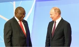 Tổng thống Nam Phi Cyril Ramaphosa (trái) và Tổng thống Nga Vladimir Putin trong dịp diễn ra hội nghị thượng đỉnh Nga - châu Phi (Ảnh: GCIS)