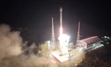 Tên lửa đẩy Chollima-1 mang theo vệ tinh trinh sát Malligyong-1 rời bệ phóng tại cảng vệ tinh Sohae ở quận Cholsan, tỉnh Bắc Phyongan, Triều Tiên, ngày 21/11. (Ảnh: Yonhap)