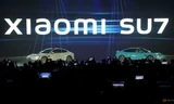 Hai mẫu xe điện thuộc dòng SU7 của Xiaomi được ra mắt ngày 28/12. (Ảnh: Reuters)