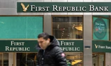 Trước một chi nhánh của ngân hàng First Republic ở New York