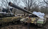 Lính Ukraine đứng cạnh xe tăng ở Bakhmut ngày 13/1