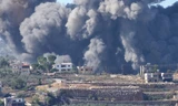 Khói đen bốc lên từ cuộc không kích của Israel vào vùng ngoại ô Aita al-Shaab ở miền nam Li-băng. (Ảnh: AP)