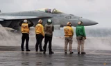 Chiếc máy bay chiến đấu F/A-18E Super Hornet của Mỹ chuẩn bị cất cánh từ tàu sân bay USS Nimitz của Mỹ trong chuyến đến Biển Đông ngày 27/1. (Ảnh: Reuters)