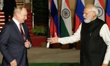 Thủ tướng Ấn Độ Narendra Modi đón Tổng thống Nga Vladimir Putin đến thăm New Delhi tháng 12/2021. (Ảnh: Reuters)