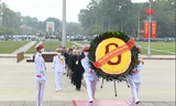 Đoàn đại biểu quốc tế viếng Lăng Chủ tịch Hồ Chí Minh sáng 13/1. (Ảnh: Như Ý)