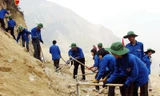 Thanh niên tình nguyện phá núi mở đường Ảnh: Hồng Vĩnh